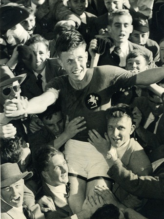 'Stewart' McArthur celebrating after the 1955 Head of the River.